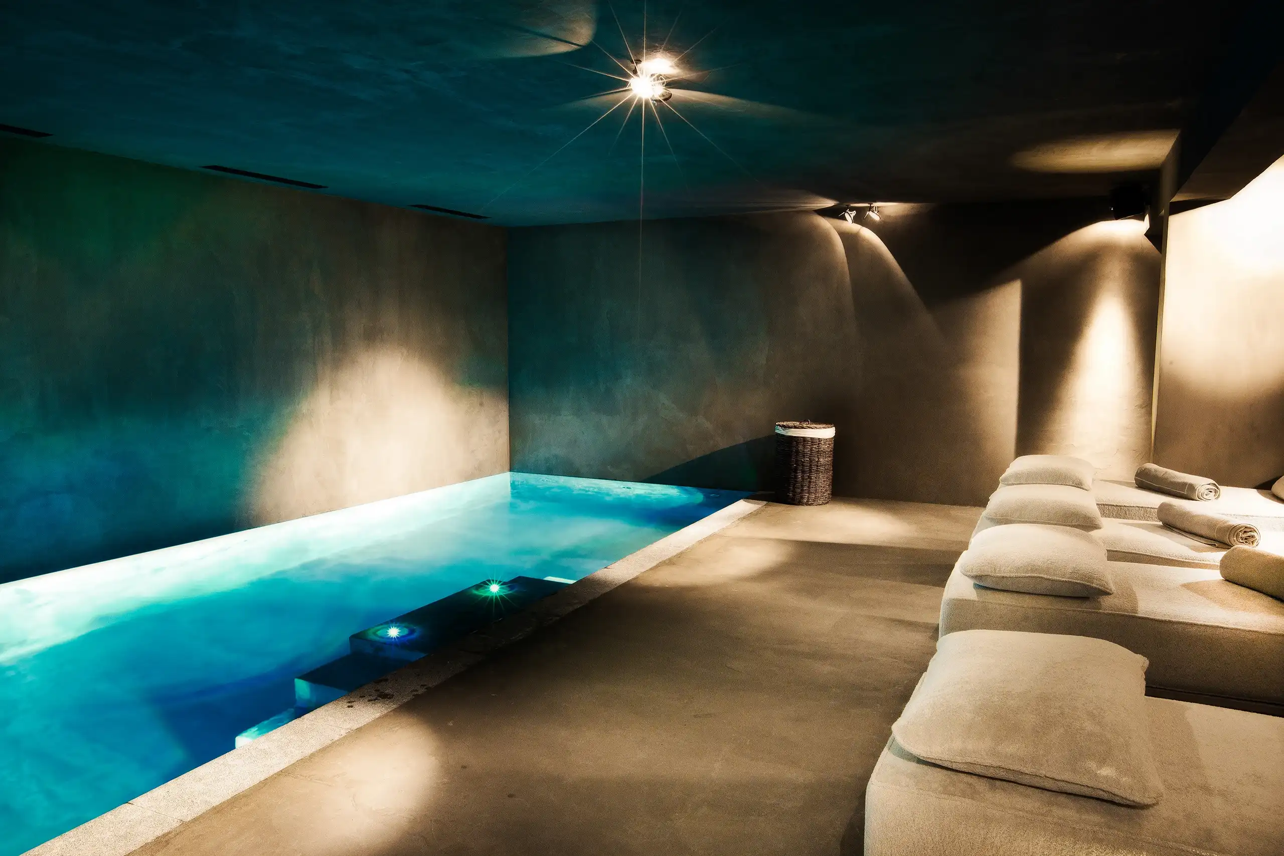 Zannier Le Chalet, Megève, France - Piscine chauffée de l'espace bien-être avec sa zone de relaxation