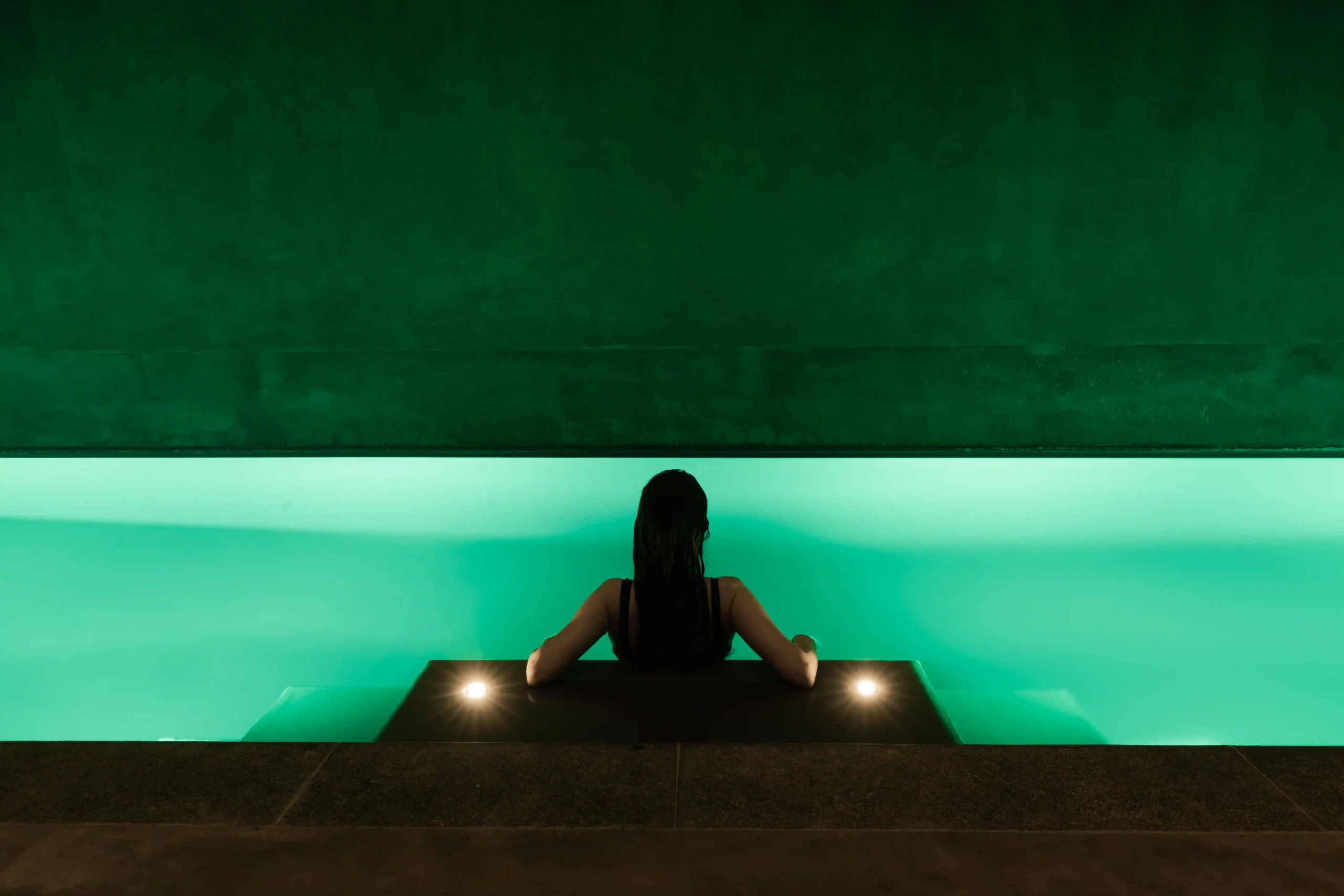 Zannier Le ChaletMegève, France - Cliente se détendant dans la piscine couverte et chauffée de l'espace spa - © Zannier Hotels