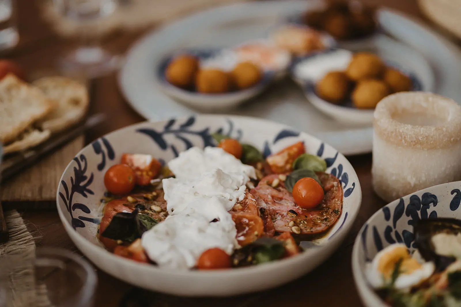 Nonna BazaarBandol, France - Plat à base de tomates, de burrata et d'amuse-gueules