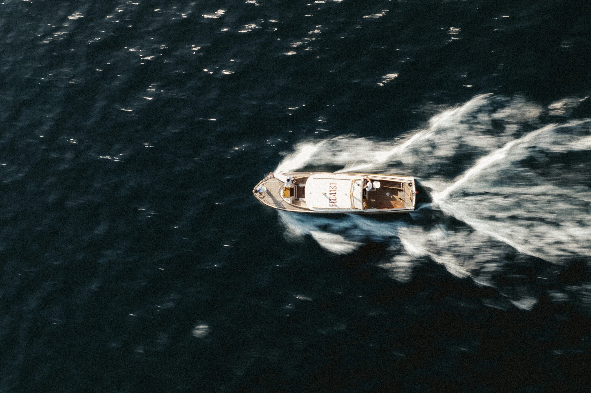 Sailing boat at sea during Zannier Bendor experience © AurelienStudio for Zannier Hotels