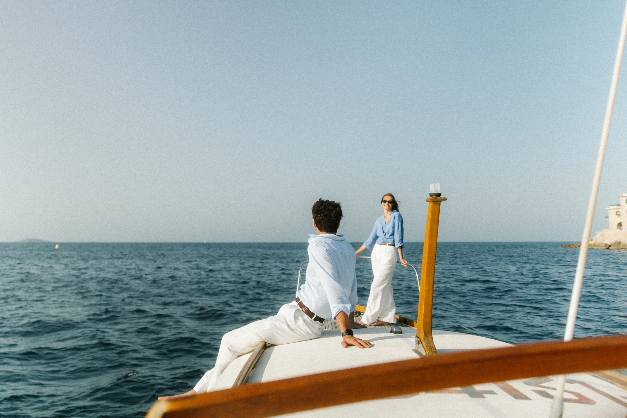 Un couple profite d'une sortie en voilier au Zannier Bendor © AurélienStudio pour l'hôtel Zannier