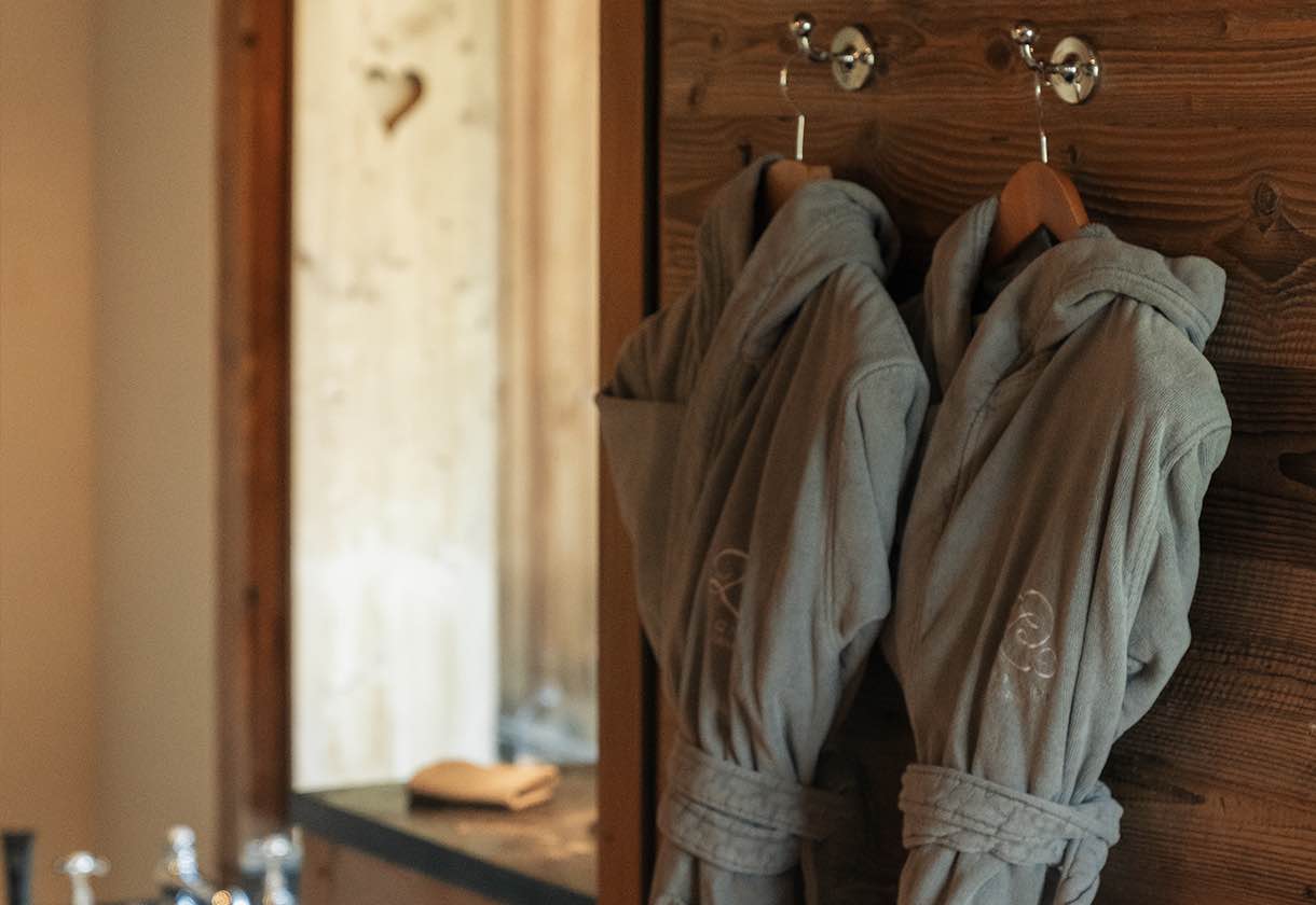 Zannier Le ChaletMegève, France - Peignoirs de bienvenue dans la salle de bain de la chambre Deluxe suite