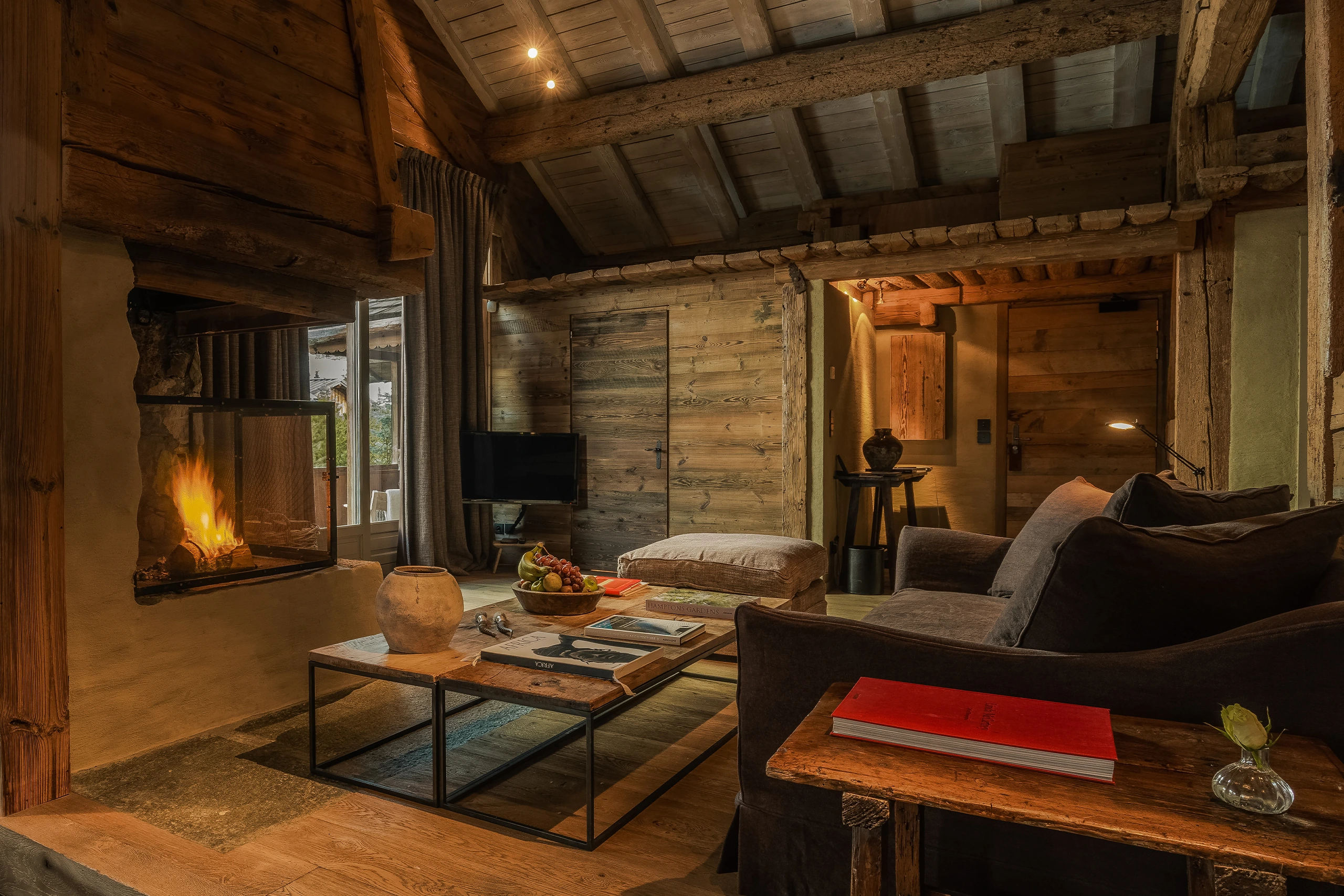 Zannier Le ChaletMegève, France - Le Chalet Suite avec une cheminée