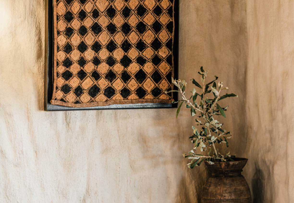 Zannier OmaandaNamibie - Détail d'une salle de bain dans notre lodge namibien à Windhoek, avec des antiquités et des objets de décoration intemporels - © Zannier Hotels