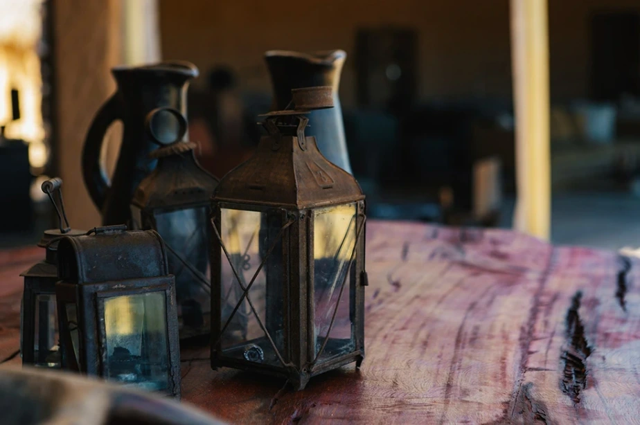Zannier OmaandaWindhoek Est, Namibie - lanternes anciennes sur une table en bois dur à la réception