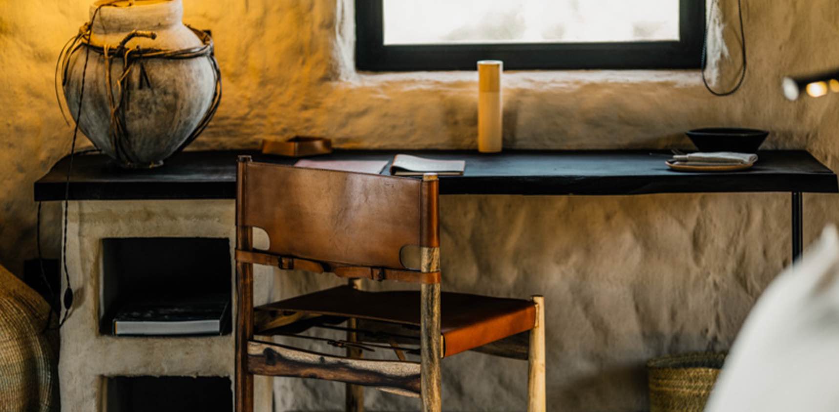 Zannier OmaandaWindhoek, Namibie – Détail d'un bureau dans une hutte, avec une lampe artisanale, un décor intemporel et de subtiles influences namibiennes. © Zannier Hotels