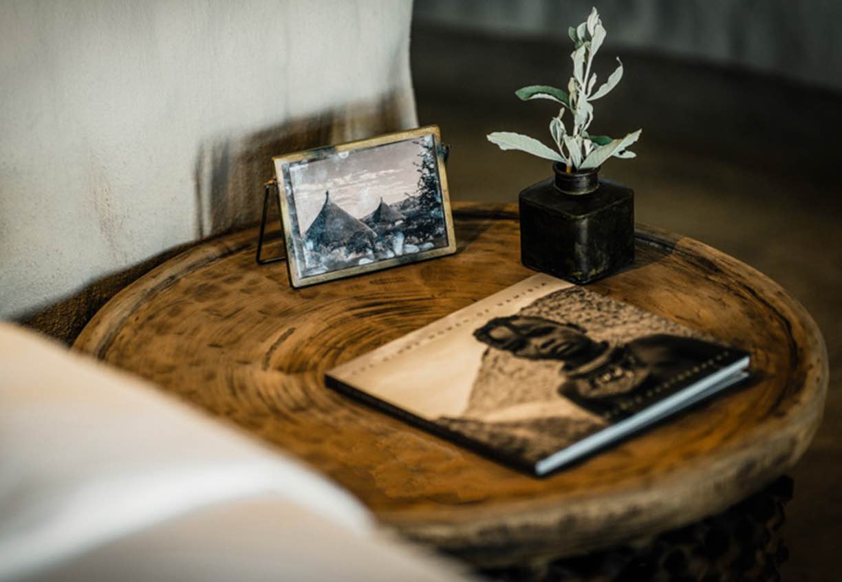 Zannier OmaandaWindhoek Est, Namibie - Zoom sur une table de chevet dans une hutte avec une photo du lodge