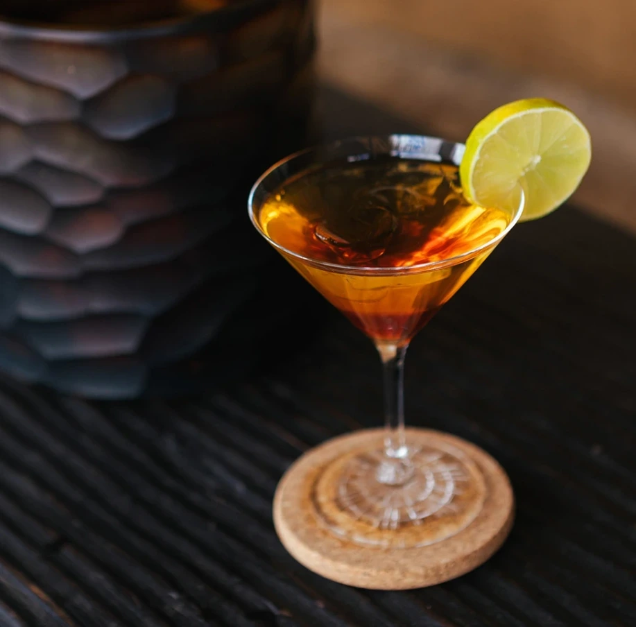 Zannier OmaandaWindhoek Est, Namibie - Cocktail signature Black Mamba à base de gin