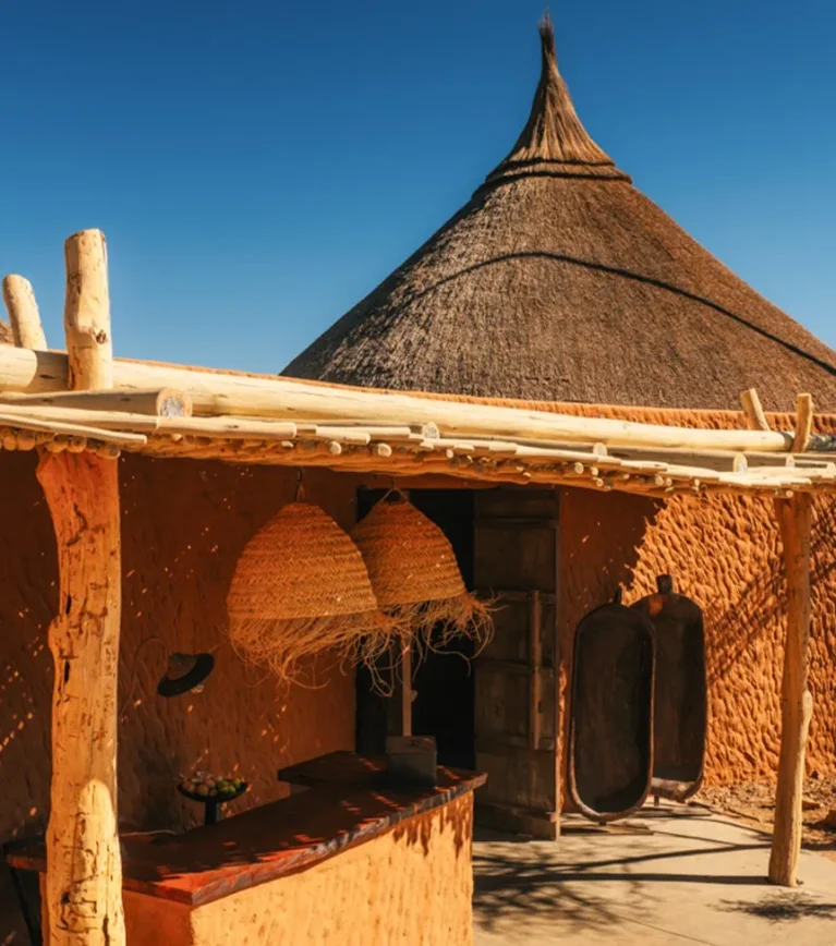 Zannier OmaandaWindhoek Est, Namibie - Entrée du spa sous une hutte au toit de chaume