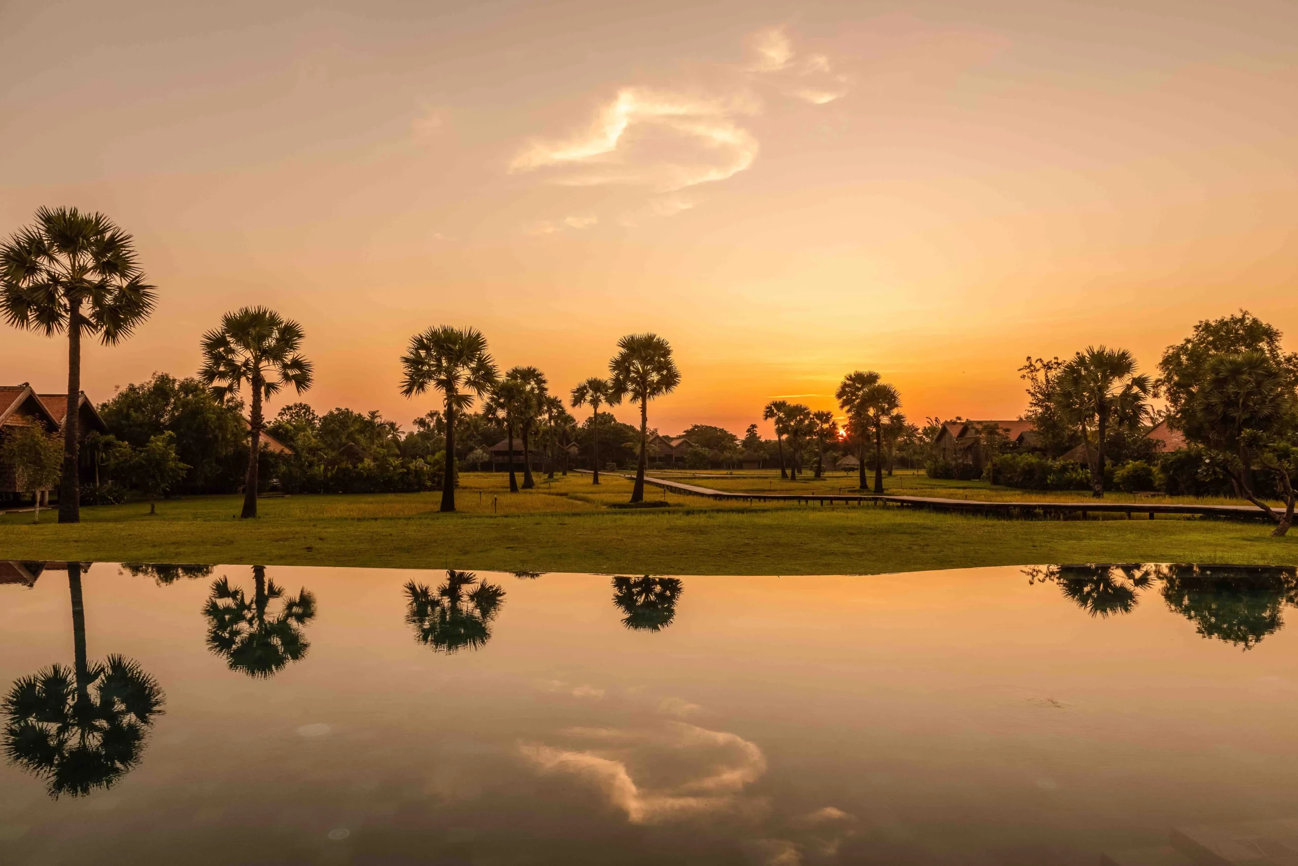 Zannier Phum BaitangSiem Reap, Cambodge - Chemin offrant une vue sur le coucher de soleil en pleine nature.