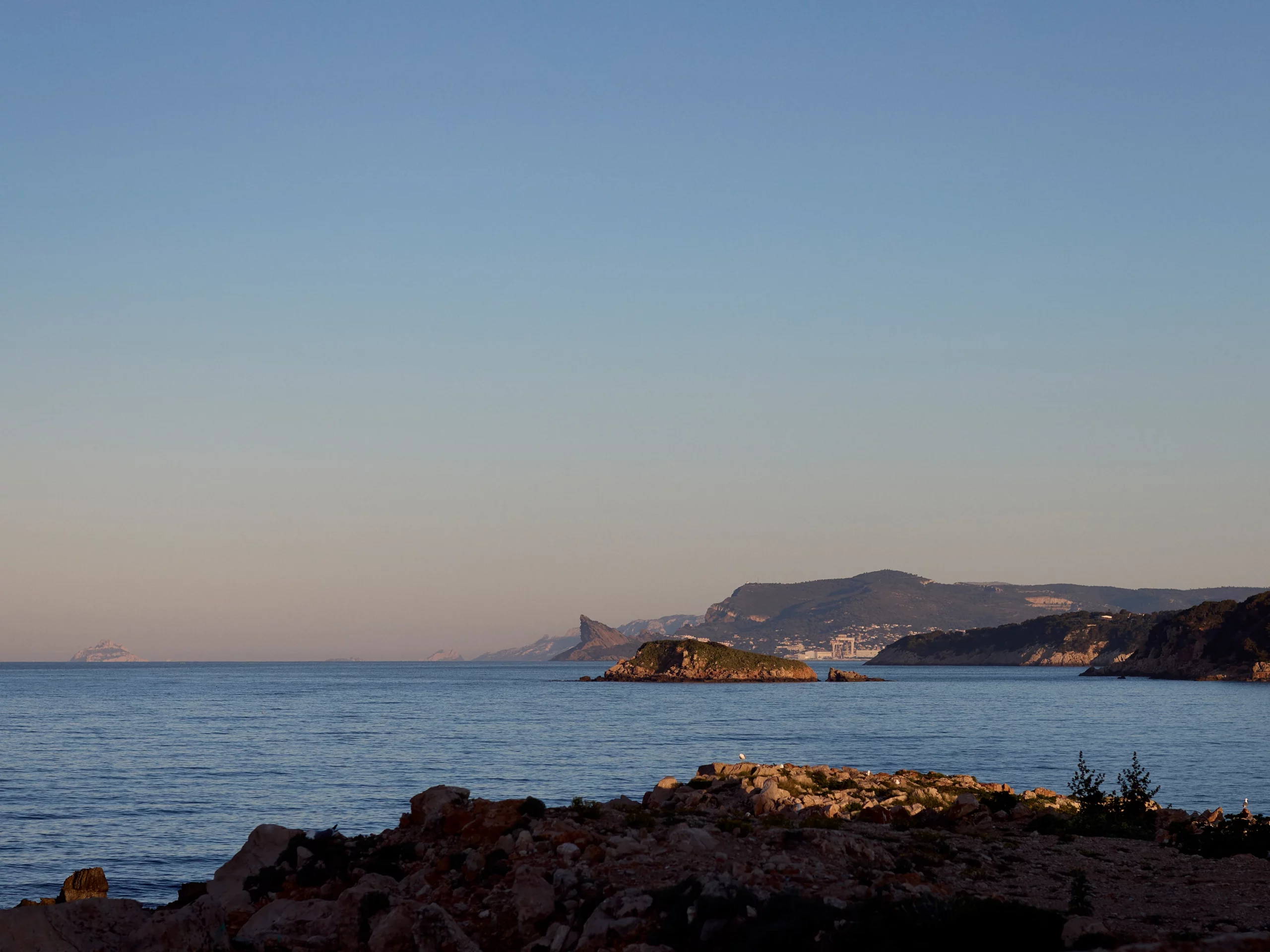 Zannier Île de BendorBandol, France – Vue sur l'océan depuis le toit-terrasse du Soukana au coucher du soleil par mer calme