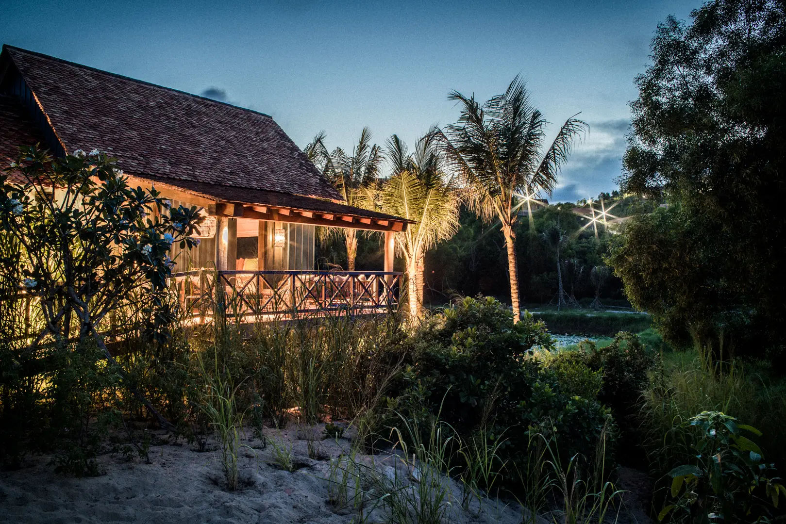 Zannier Bãi San Hô - Exterior view of a Green Field Villa with a pond view