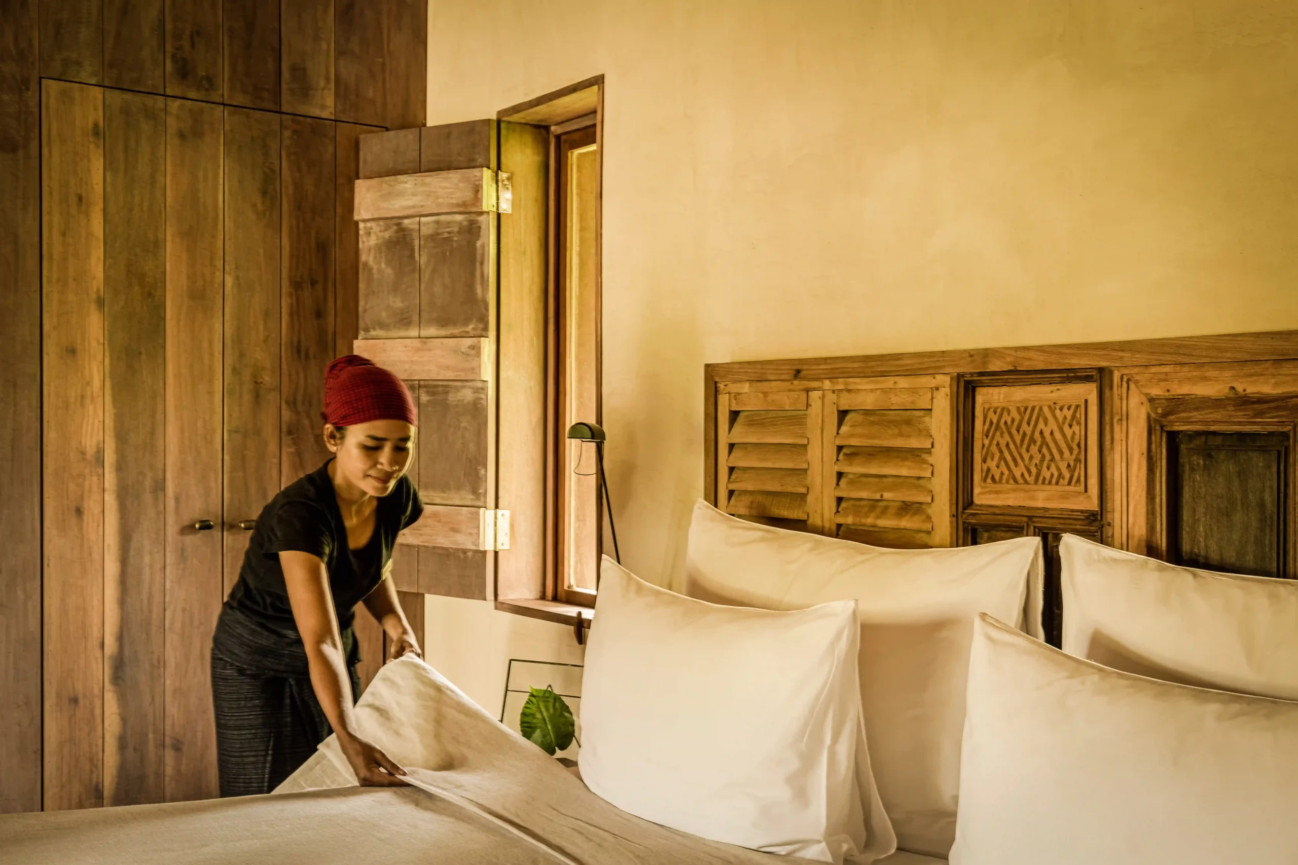 Zannier Phum BaitangSiem Reap, Cambodge - Une femme de ménage fait un lit dans une villa.