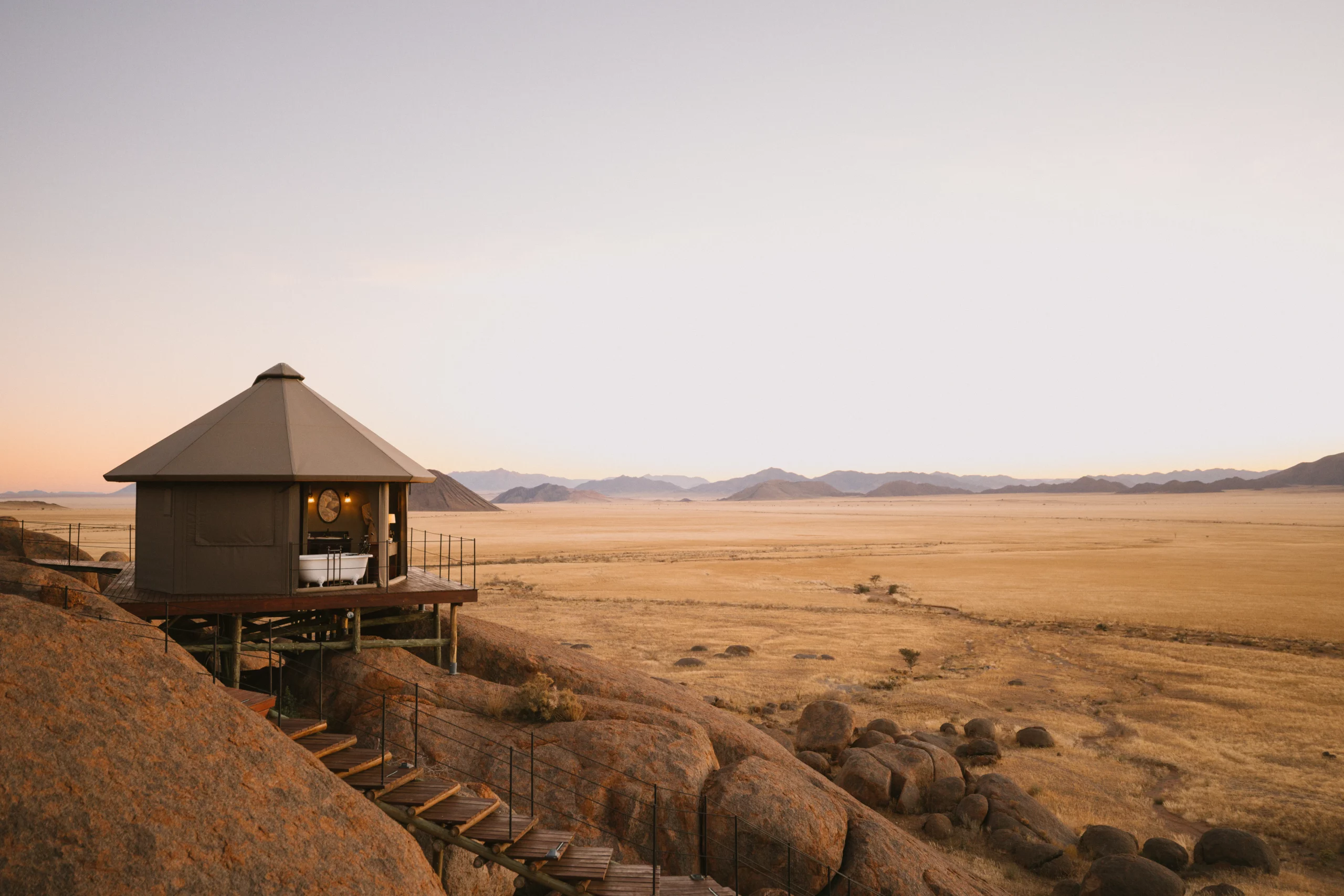 Zannier SonopHardap, Namibie - Extérieur d'une tente entourée par la région montagneuse de Namibie